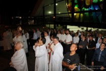 Comunidade reunida na entrada da capela observando a queima de fogos